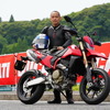ドゥカティ ハイパーモタード698モノと筆者 小川勤