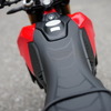 自然にリラックスできるポジション。フラットなシートは動きやすく、軽量な車体を振り回しやすい。日本仕様も試してみたいところだ。