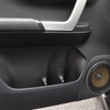 ドアパネルは多くの部分を純正のまま用いているのでインテリアのイメージを大きく変化することもない。