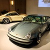 レスト・モッドされたポルシェ911 リイマジンド・バイ・シンガー「ターボスタディ」（手前）と「DLSターボ」（奥）