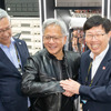 台湾にコンピューターセンターを建設する協業を発表したNVIDIAとフォックスコンの首脳
