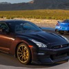 日産 GT-R「スカイライン・エディション」（右）と「T-spec匠エディション」