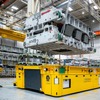 BMWグループがドイツ・レーゲンスブルク工場に導入した自動運転の無人輸送車