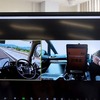 ユースケース1：コネクテッド車のモニターには「故障車あり」の情報が表示され、先行車が車線移動することが表示されている