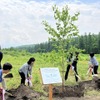 シンボルツリーの植樹の様子