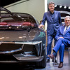 ファブリツィオ・ジウジアーロ(左)とジョルジェット・ジウジアーロ(右)。　2018年のコンセプトカー「シビーラ」と共に。