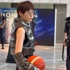 トヨタ紡織は、「カケラノダウン」と「カフツナグフク」をテーマに、自動車のシート生産時に廃棄された素材を使用し、裁断端材の欠片を詰め込んだダウンジャケットや、自動車シートカバーをつないで作った服を披露した。