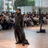 ダイハツは、「PVC Raincoat」として、使わなくなったアナログレコードを粉砕しPVCとして再生、野外音楽フェスで使うレインコートとしてアップサイクルした。