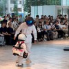 ISUZUとHONDAのコラボは、「親子ツナギ」として、安心・安全のイメージのISUZUと走りのイメージのHONDAがコラボし、ユーズドセレクトショップ「ラグタグ」の古着や自動車廃材を使って作った親子用のツナギを発表した。
