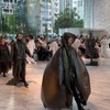 ダイハツは、「PVC Raincoat」として、使わなくなったアナログレコードを粉砕しPVCとして再生、野外音楽フェスで使うレインコートとしてアップサイクルした。