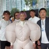 トヨタ車体は、「KIMOCHI BOOSTER」として、着ている人の感情を反映し色と体格が変わるウェアを発表。自動車部品の工場から出る端材と最先端テクノロジーを組み合わせた作品。