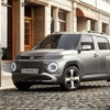 11kWの車載充電器を標準装備。120kWの急速充電器を使えば、約30分で10％から80%まで充電できるという。充電リッドは黒いグリルにある。