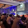 壇上、カルカーニ氏（向かって左）とブッシュマン氏