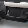 ボトルホルダー付大型ドアポケット（運転席/助手席）