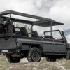 INEOS 『クォーターマスター』ピックアップを改造した8人乗りのサファリ車