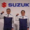 鈴木俊宏 社長（左）と加藤勝弘 取締役専務執行役員