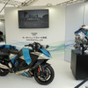 鈴鹿8耐カワサキブースに展示されている水素エンジンバイク