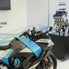 鈴鹿8耐カワサキブースに展示されている水素エンジンバイク