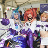 IRF with アズールレーンのレースクイーン。左から、尊みを感じて桜井さん、シスルさん、楪くれはさん（鈴鹿8耐2024）
