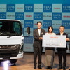 左から上田謙執行役員、本田翼さん、南真介社長、斉藤博執行役員