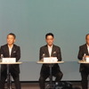 記者会見をする（左から）南真介社長、上田謙執行役員、斉藤博執行役員