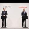 日産とホンダの連合に、三菱自が合流する方向だという。写真は3月、日産の内田誠社長（左）とホンダ三部敏宏社長（右）