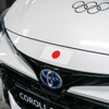 トヨタがパリ五輪の自転車選手の安全を強化するための各国チームカーに国旗ステッカーを貼り付け