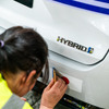 トヨタがパリ五輪の自転車選手の安全を強化するための各国チームカーに国旗ステッカーを貼り付け