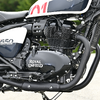 エンジンは、空冷648ccパラレルツインSOHC4バルブ。シリンダーやシリンダーヘッドの深いフィンが昔ながらの空冷エンジンならではの趣を感じさせるが中身は最新設計。270度クランクの不等間隔爆発で、気持ちよさと速さを両立。丸みを帯びたクランケースカバーも美しい。