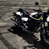 ショットガン650は、クルーザーモデルであるスーパーメテオ650をベースにした派生モデル。前後足回りやポジションをスポーティにすることで独自のカテゴリーを創出。