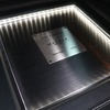 パワーアンプの周囲にはイルミネーション＆アクリル処理を施してフェイスパネルを輝かせてショーアップ効果を狙う。
