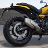 リヤブレーキはΦ270mm。ホイールは前後17インチで、フロントが120/70、リヤが１160/60サイズ。タイヤはゲリラ４５０の専用のインドのシアット製で、グリップ感はかなり高い
