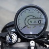 ゲリラ450はアナログ、ダッシュ、フラッシュの3種を用意。ダッシュとフラッシュはトリッパー内蔵のTFT液晶メーターを装備する