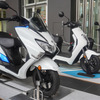 「バイクの日」イベントに展示されたスズキ、ホンダ、ヤマハの電動バイク（2024年8月19日、秋葉原UDX）