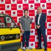 KGモーターズの楠一成代表取締役CEO（向かってひだり）と損害保険ジャパン広島支店の穴山将広支店長