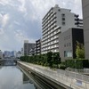 東京石川島造船所深川分工場跡地（推測）：現在の東京都江東区森下、小名木川北岸、写真右手。大富橋から隅田川方向を臨む