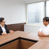 東京電力パワーグリッド 取締役 副社長執行役員 最高技術責任者の岡本浩氏（左）と、本田技術研究所 先進パワーユニット・エネルギー研究所 エグゼクティブチーフエンジニアの岩田和之氏（右）