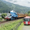 きかんしゃトーマス号（向かって左）とバスのバーティー　(c) 2024 Gullane (Thomas) Limited.