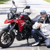 スズキ Vストローム250と筆者の佐川健太郎