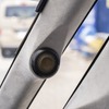 Aピラーの高い位置にビルトイン取り付けされるツイーター。黄色いアラミドファイバーの振動板がここでも目立っている。