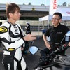 筆者の青木タカオ（左）とプロジェクトリーダーの津谷晃司さん（右）