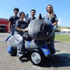リアルニャイケンが会場に登場、跨って移動もできる