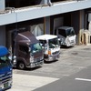 物流施設で荷物の積み下ろしをするトラック（イメージ）