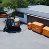 日立建機のバッテリー駆動式ショベルZE85と可搬式充電設備