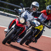 スズキ「Vストローム250」（手前）と「Vストローム250SX」（奥）