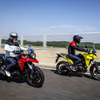 スズキ「Vストローム250」（左）と「Vストローム250SX」（右）