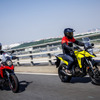 スズキ「Vストローム250」（左）と「Vストローム250SX」（右）