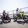 スズキ「Vストローム250」（左）と「Vストローム250SX」（右）