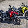 スズキ「Vストローム250」（手前）と「Vストローム250SX」（奥）