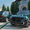 BMW X5 Edition 25 Jahre（手前）と初代X5